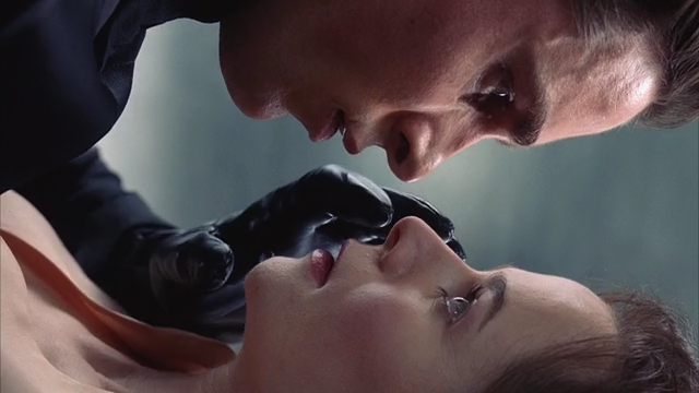 Equilibrium.2002.DUB.MVO.rus.HDRip.Open.Matte.mp4_snapshot_01.05.10_[2024.12.01_10.57.47].png