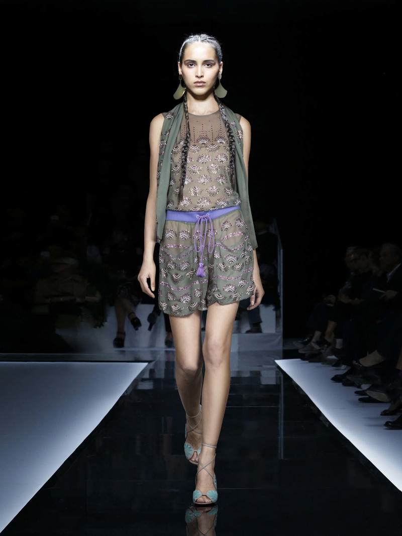 84-emporio-armani-spring-2017-rtw.jpg