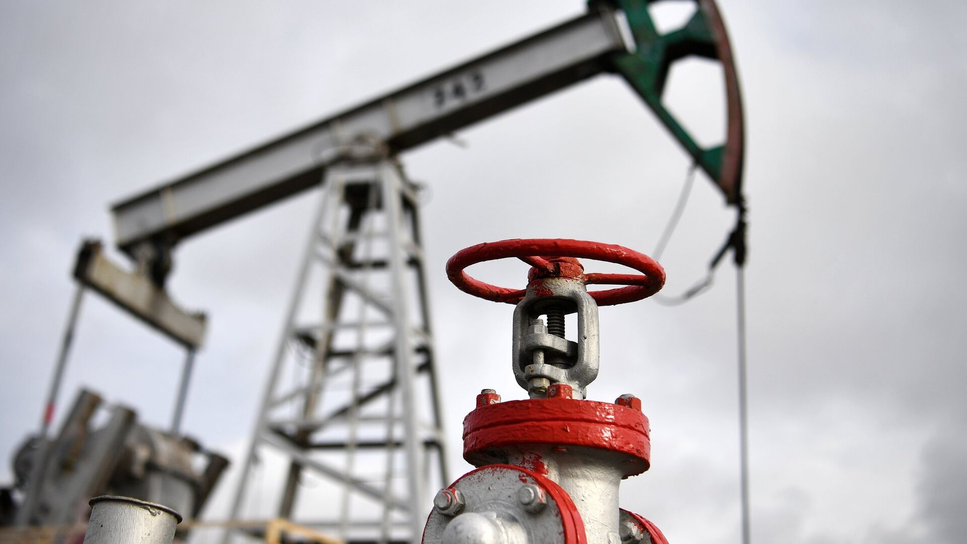 Цены на нефть колеблются вечером