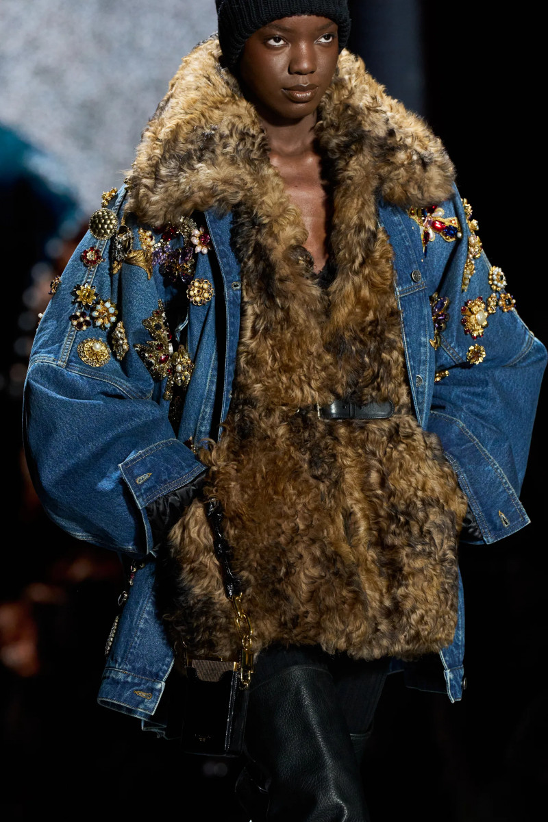 00130-dolce-and-gabbana-fall-2025-ready-to-wear-detail-credit-gorunway.webp