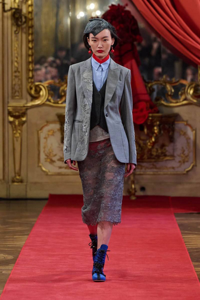 00003-hui-fall-2025-ready-to-wear-credit-brand.webp