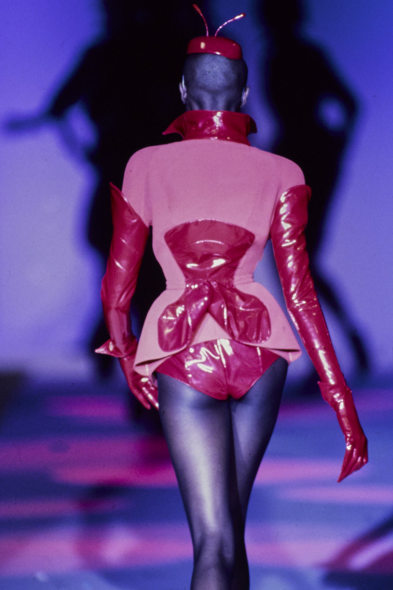 THIERRY-MUGLER-SPRING-1997-RTW-162.jpg