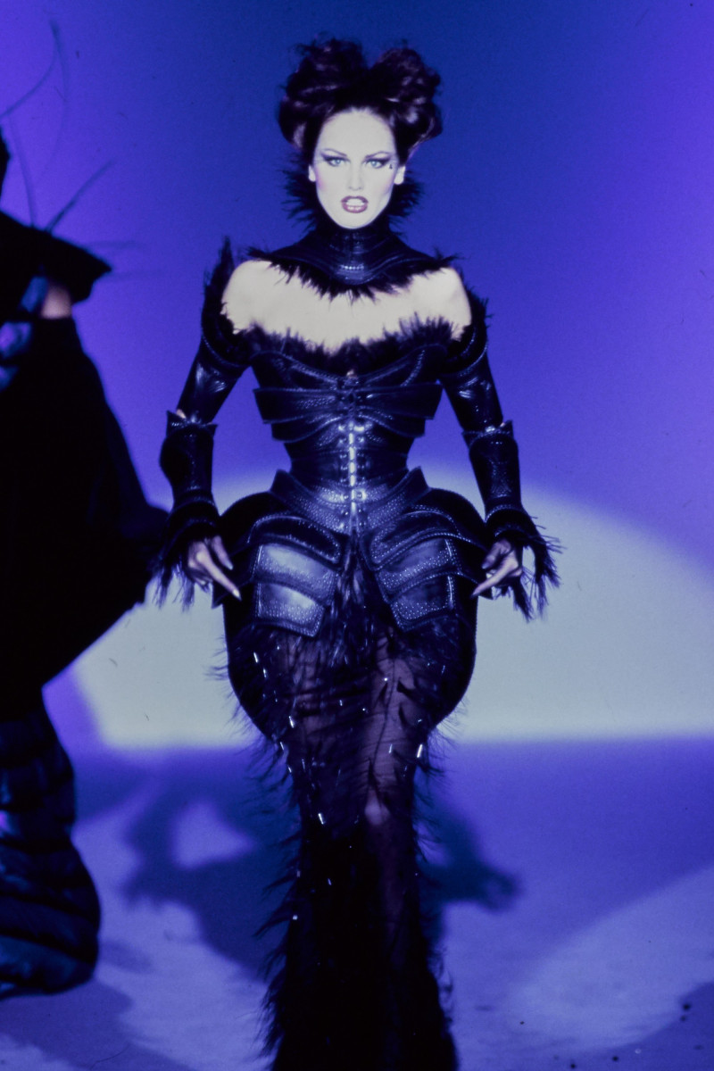 THIERRY-MUGLER-SPRING-1997-RTW-073.jpg