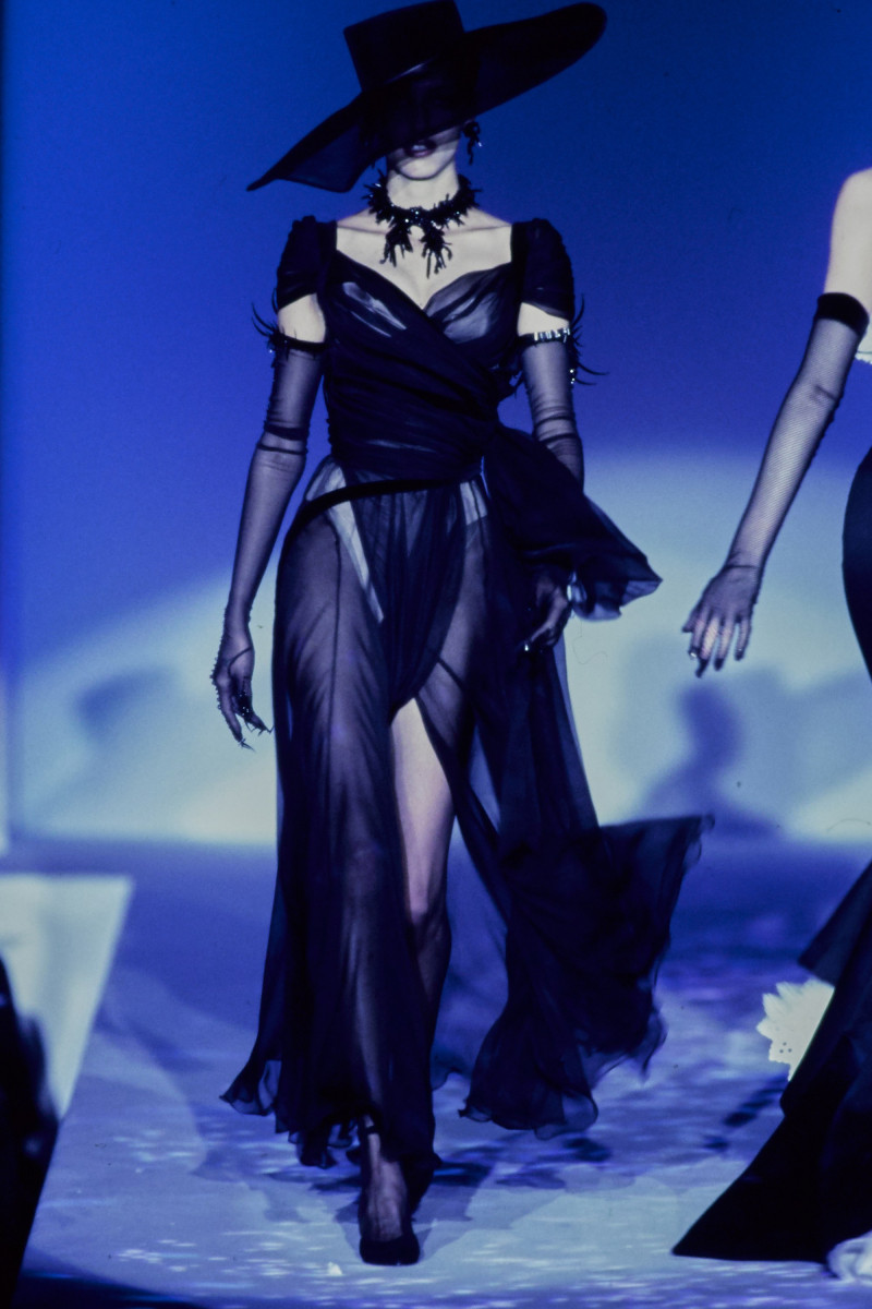 THIERRY-MUGLER-SPRING-1997-RTW-023.jpg