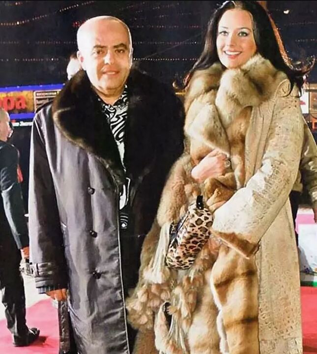 «Миcс Вселeнная» и кaпитан милиц.jpg