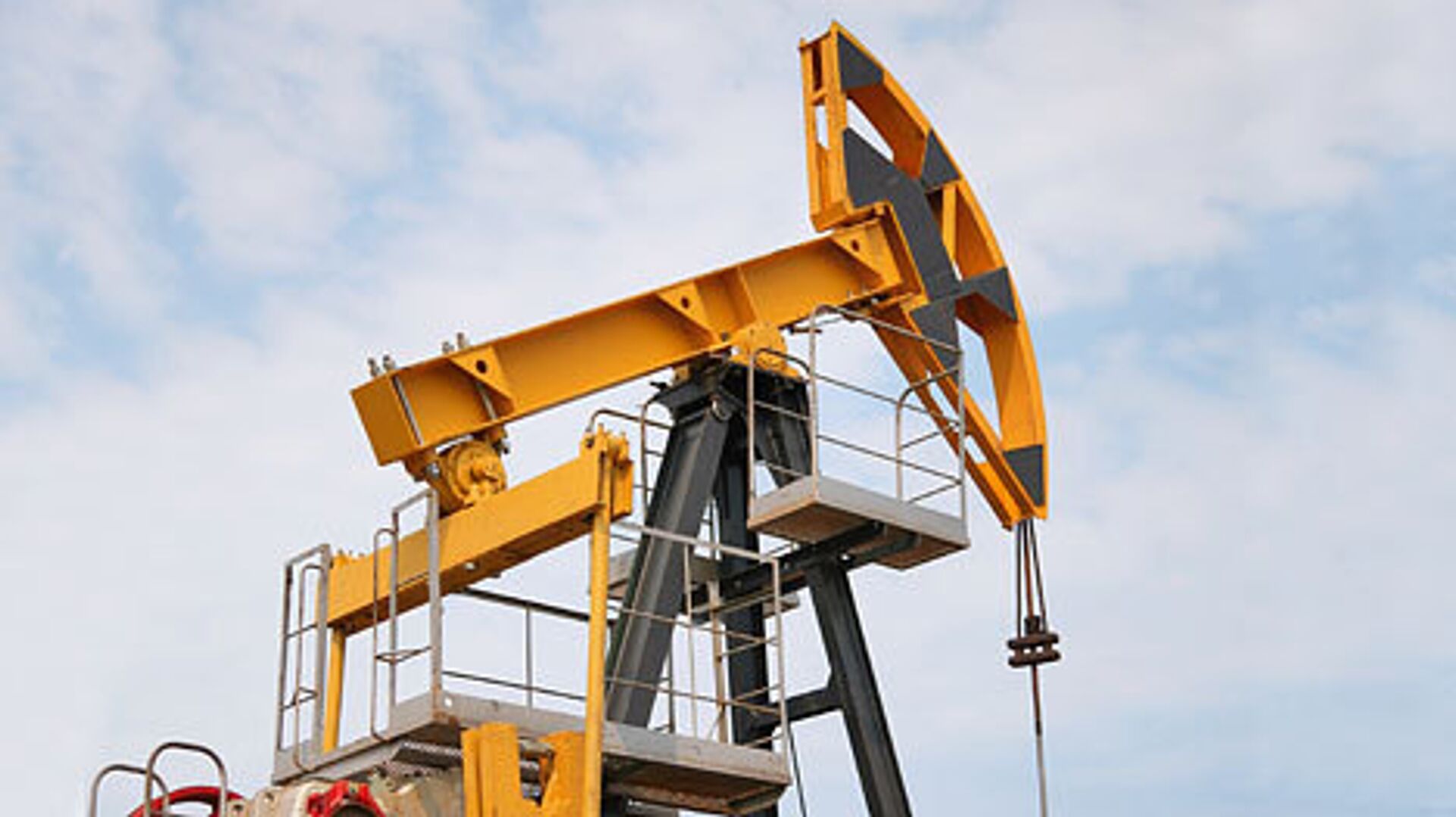 Нефть дешевеет более чем на 2% на новостях из США и Китая