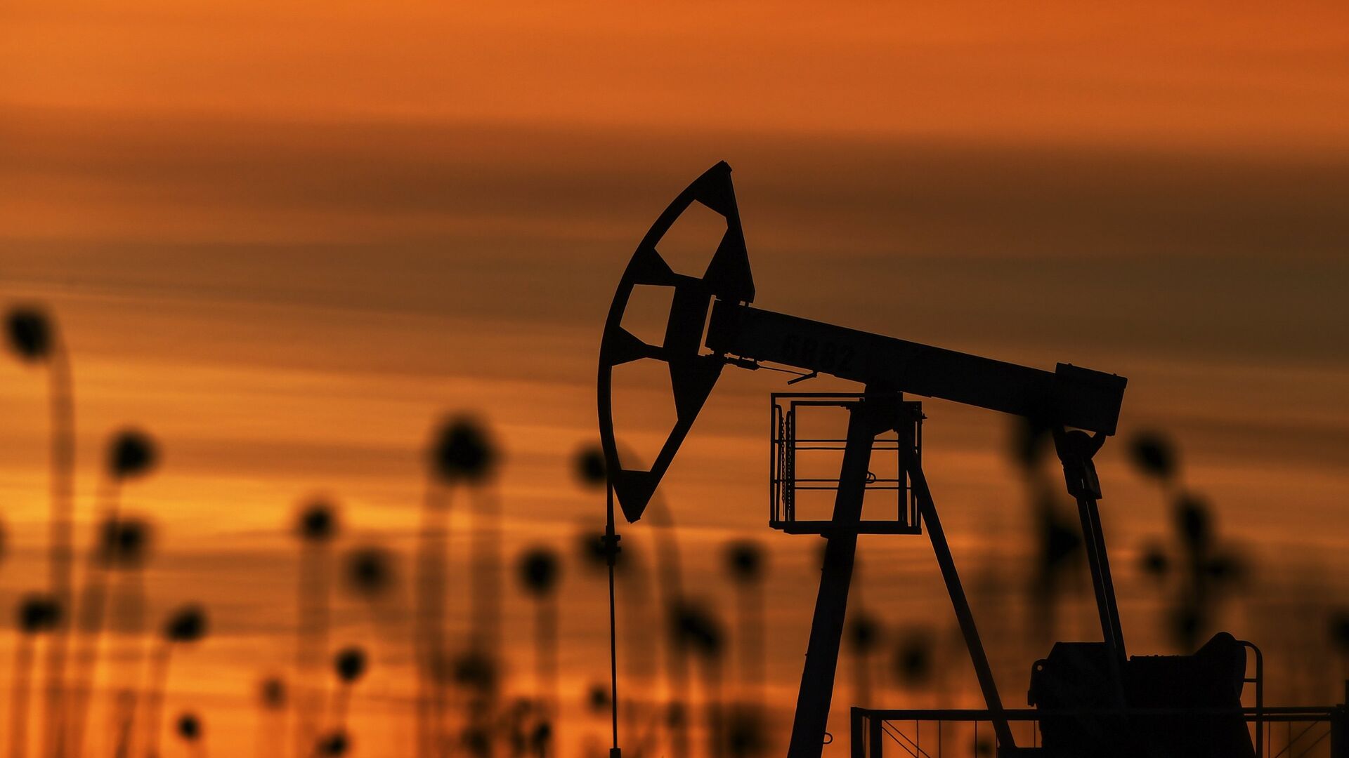 Восьмерка ОПЕК+ ускорит рост нефтедобычи на фоне низких запасов в мире