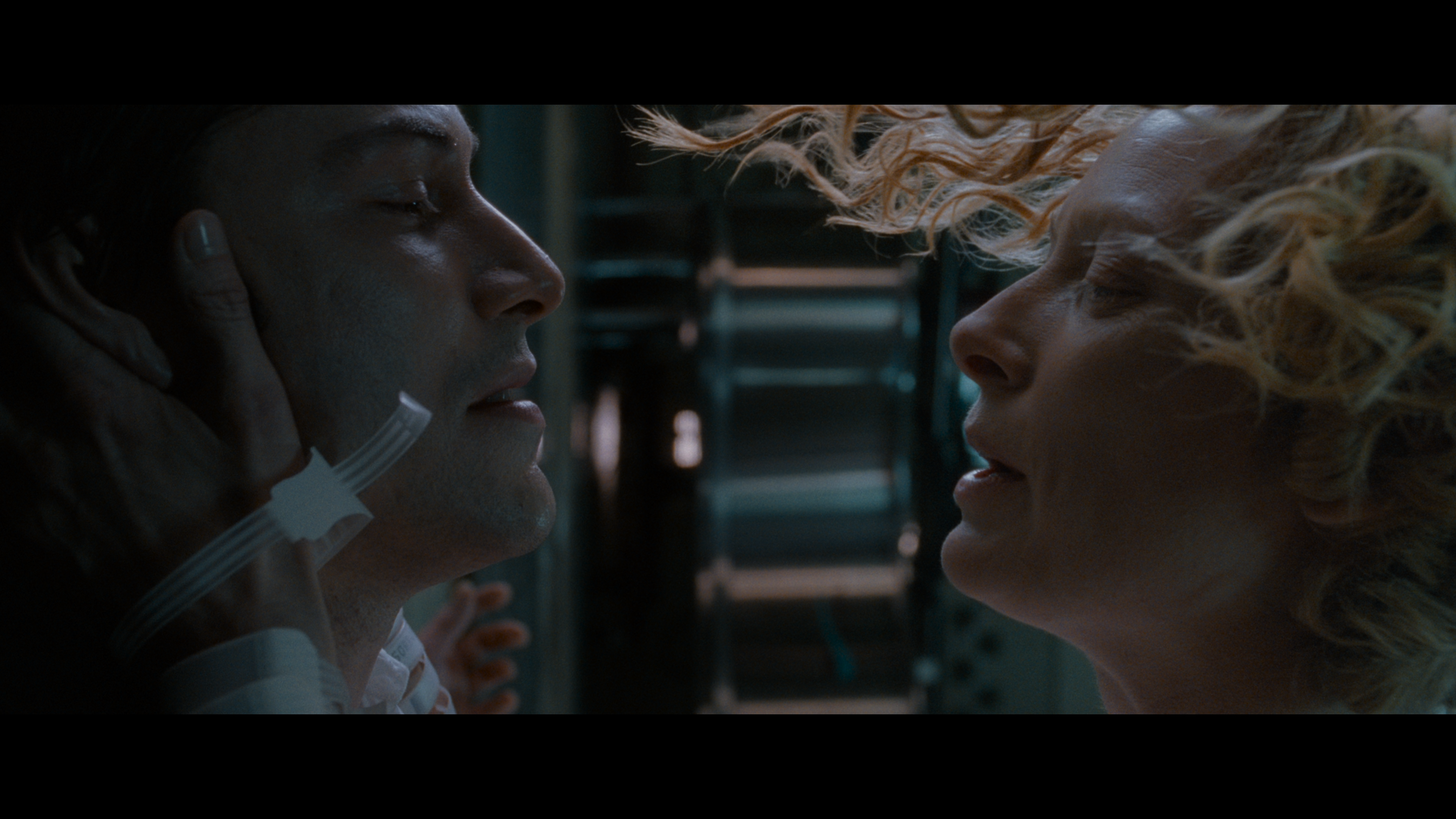 Constantine.2005.UHD.REMUX.2160p.mkv_snapshot_01.36.16.646.png