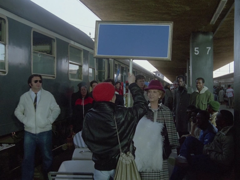 Джинджер и Фред.1986.BDRip AVC msltel.mkv_snapshot_00.04.08.367.jpg