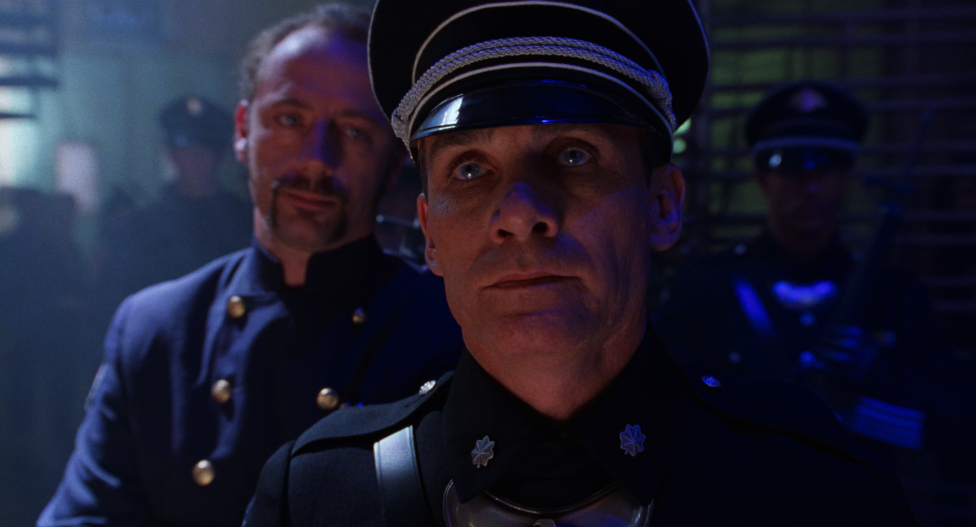 Barb Wire (1996) BDRip 2160p-NVENC 10 bit [HDR].mkv_snapshot_00.37.12.230.jpg