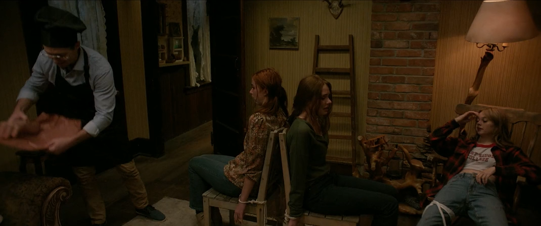 Маргиналы (2024) WEB-DLRip-AVC_ivanes.mkv_snapshot_01.04.42.480.png