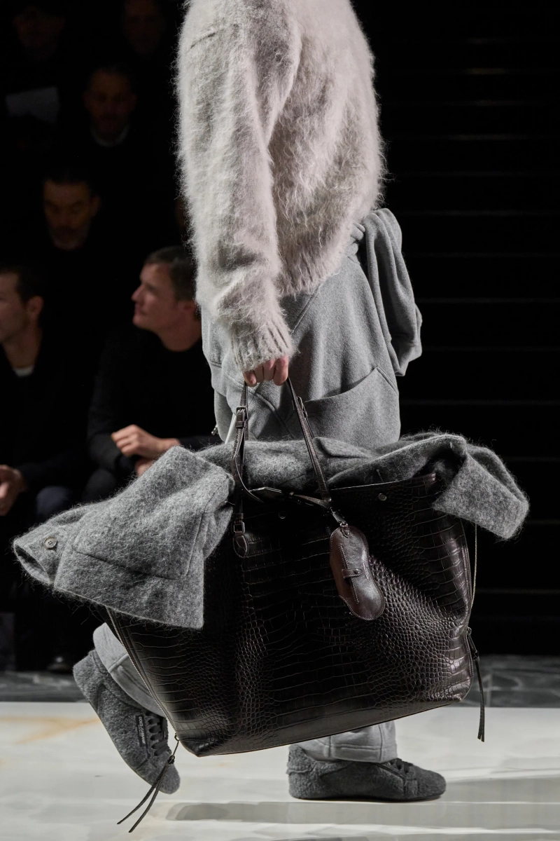 00076-dolce-and-gabbana-fall-2026-menswear-details-credit-gorunway.webp