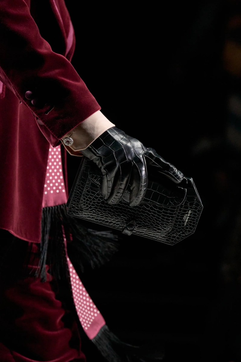 00207-dolce-and-gabbana-fall-2026-menswear-details-credit-gorunway.webp