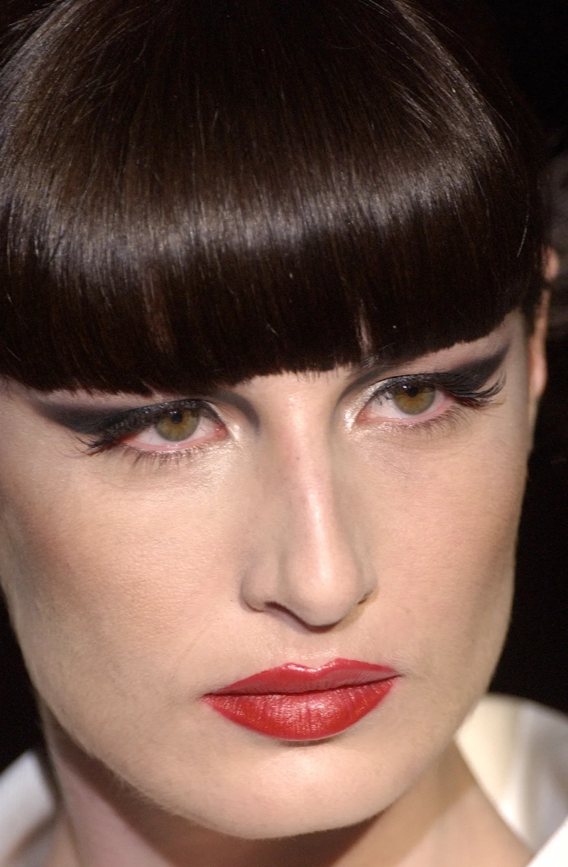 valentino-fall-2003-couture-details-00180h-erin-oconnor.webp