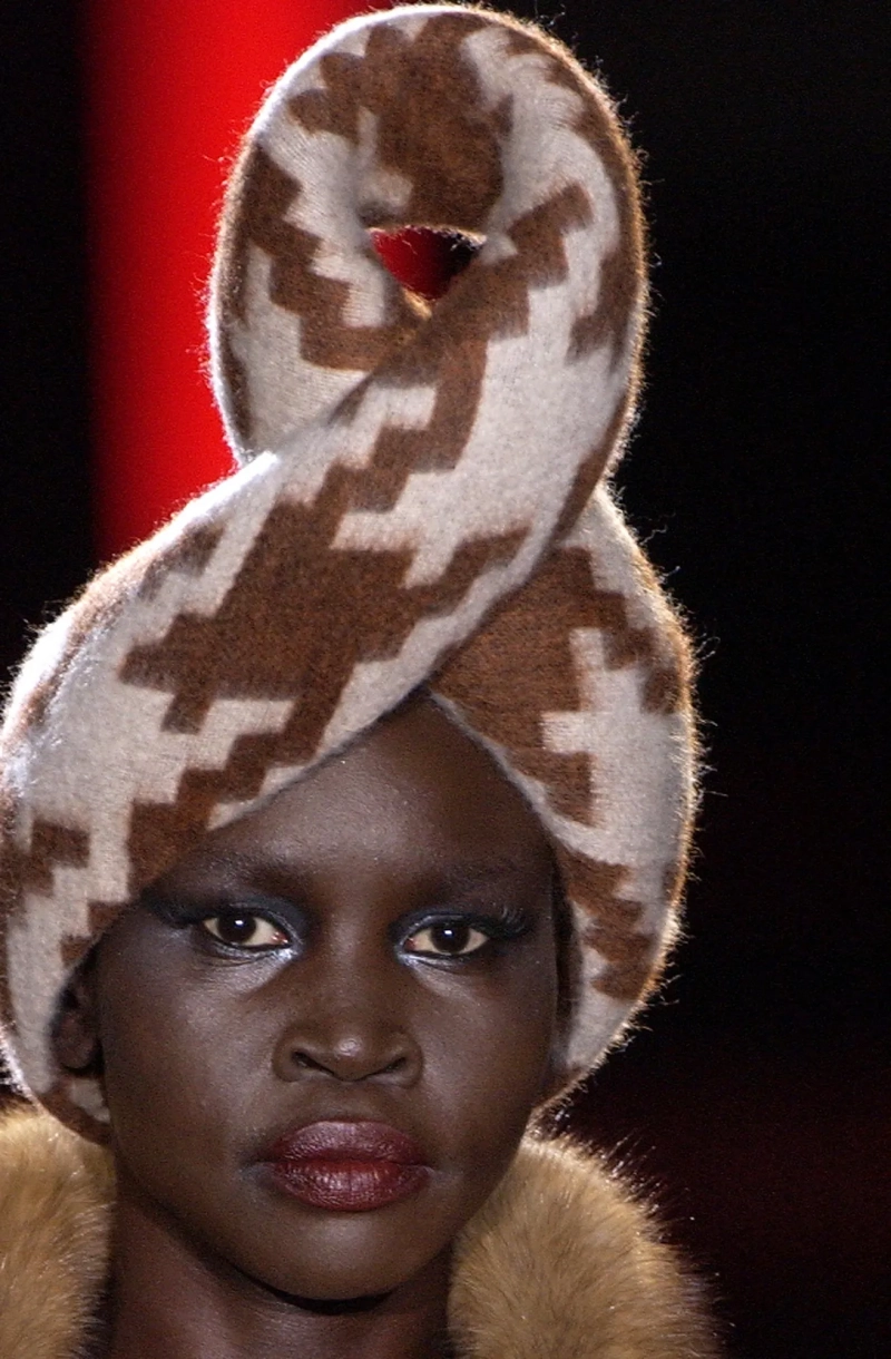 valentino-fall-2003-couture-details-00110h-alek-wek.webp