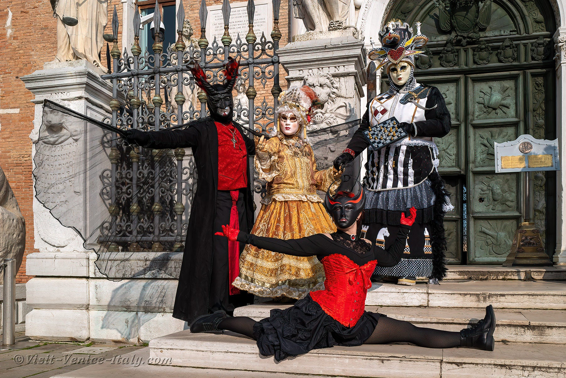 carnival-venice-2024-costume-masks-540.jpg