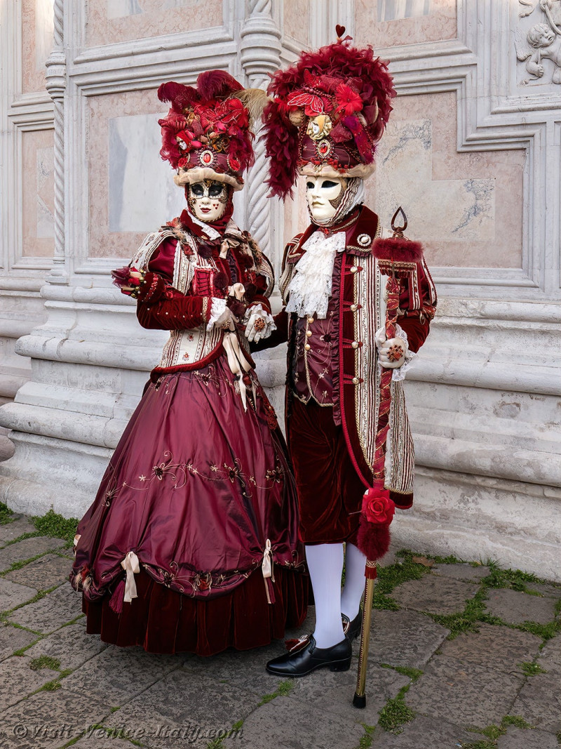 venice-carnival-masks-costumes-036.jpg