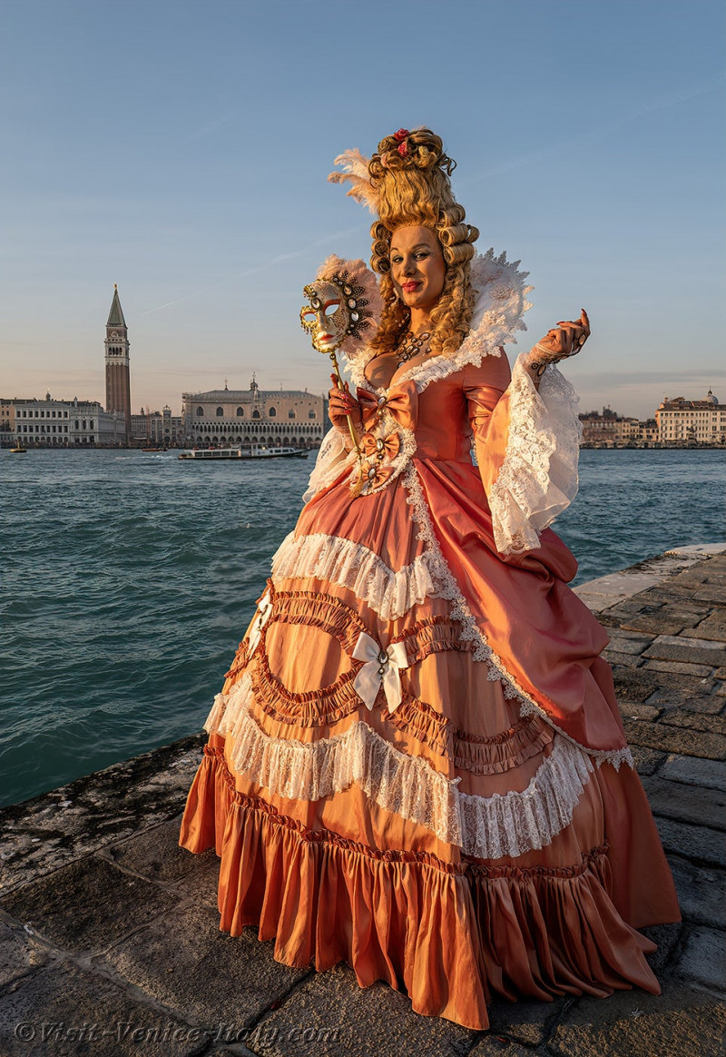 venice-carnival-masks-costumes-068.jpg