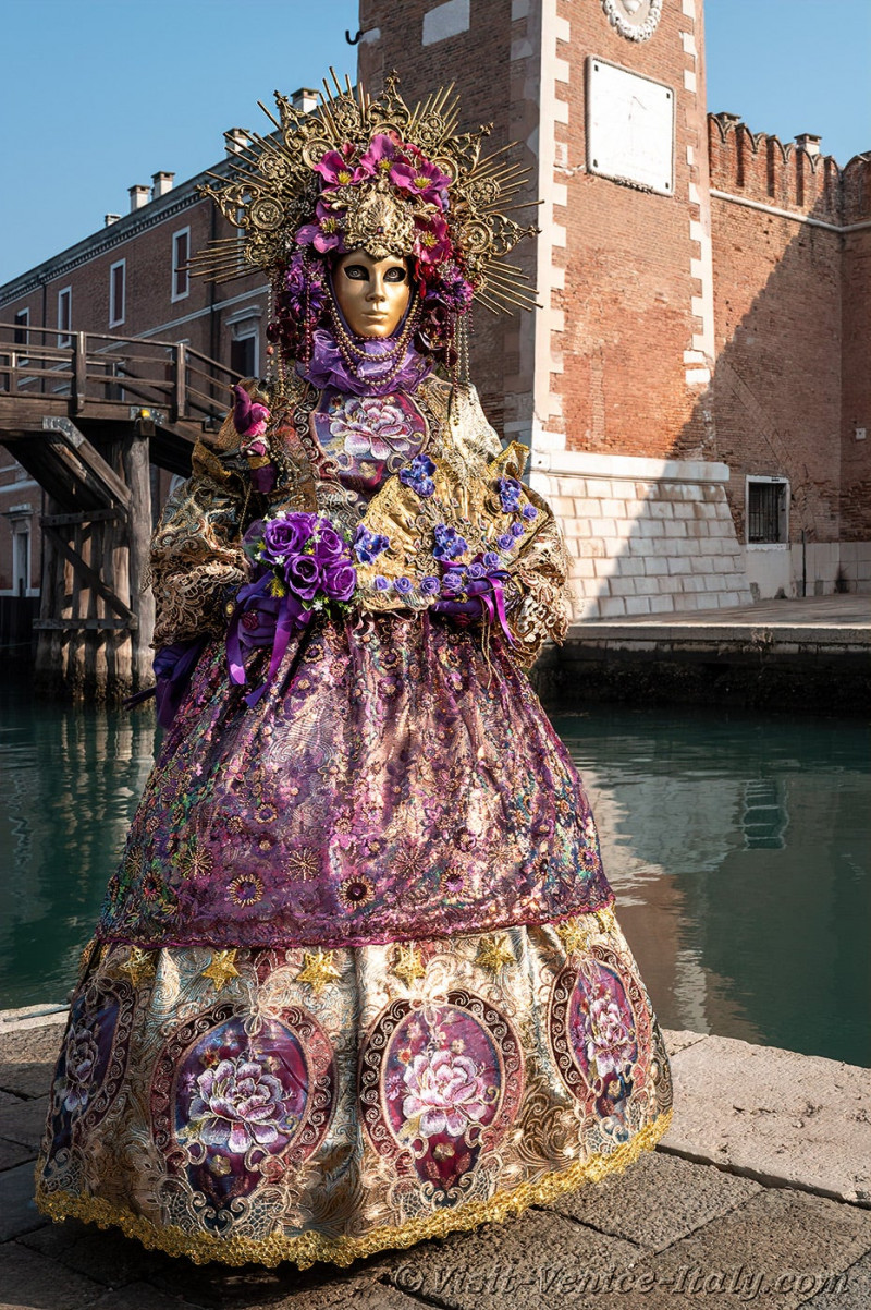 carnival-venice-2024-costume-masks-724.jpg