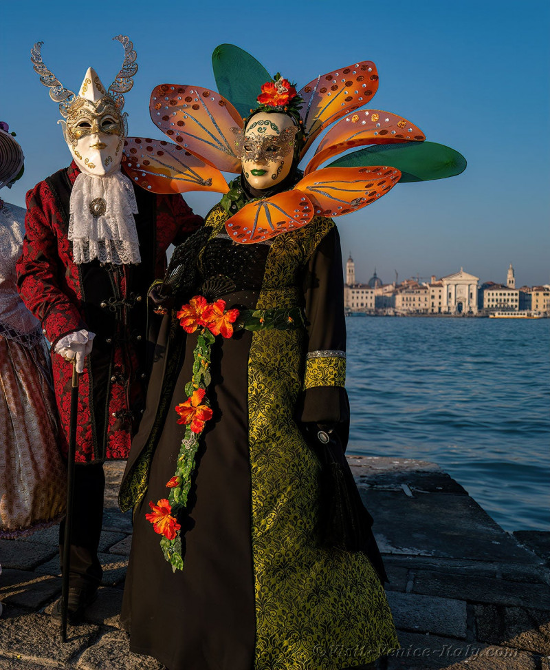 venice-carnival-mask-costume-san-giorgio-maggiore-211.jpg