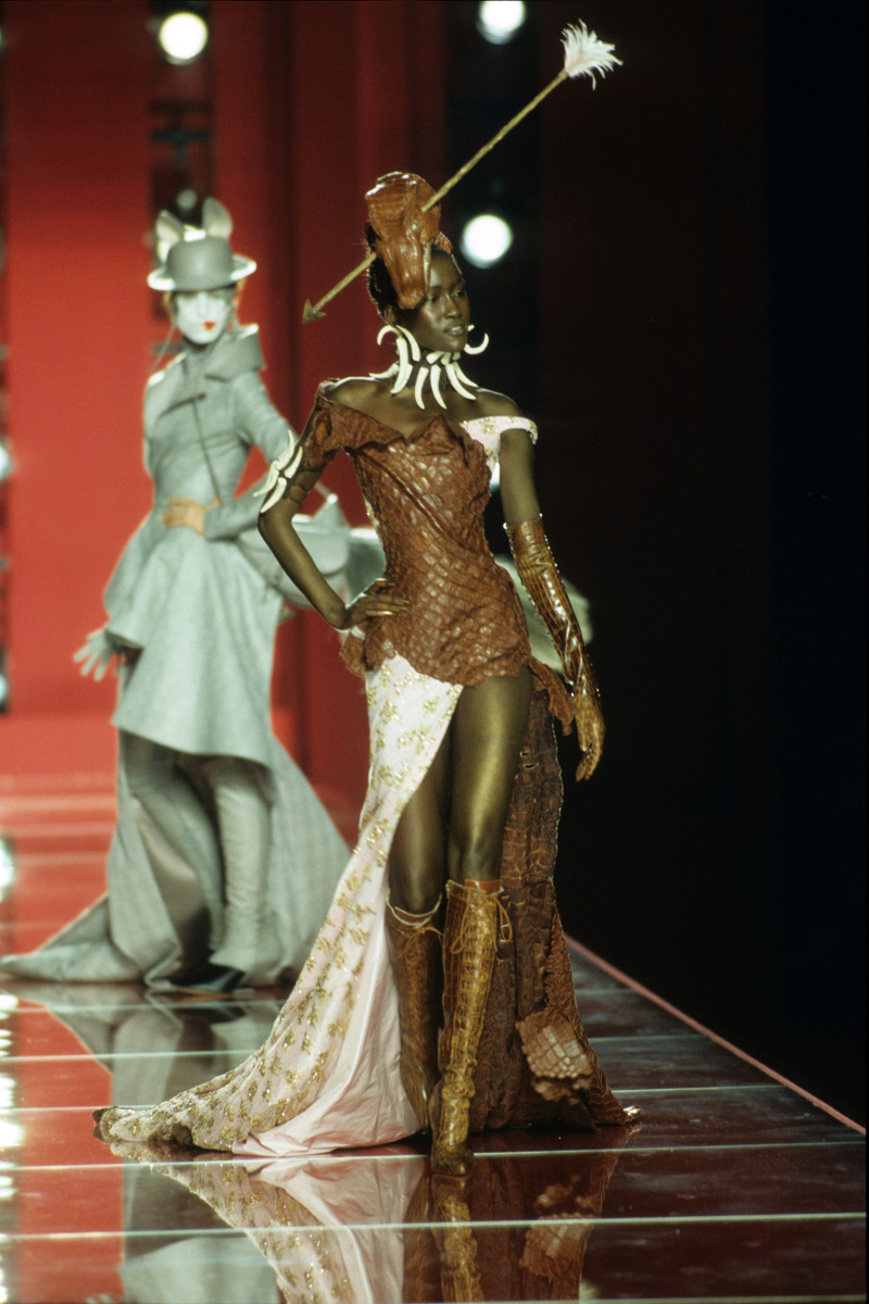 CHRISTIAN-DIOR-FALL-2000-HC-18.jpg