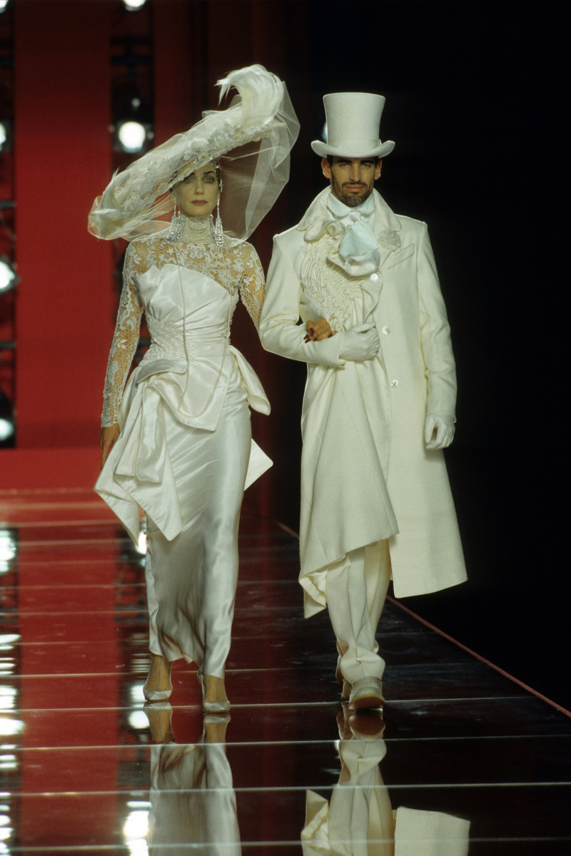 CHRISTIAN-DIOR-FALL-2000-HC-05.jpg