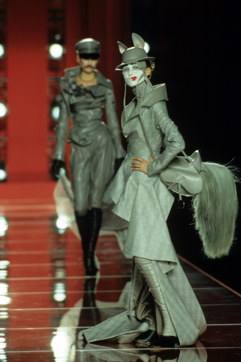 CHRISTIAN-DIOR-FALL-2000-HC-47.jpg