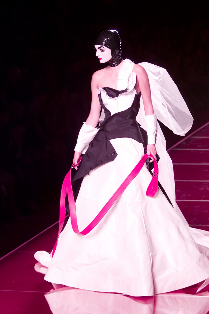 CHRISTIAN-DIOR-FALL-2000-HC-38.jpg