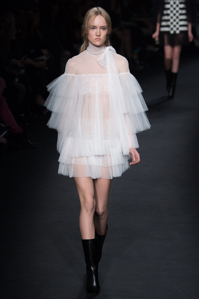 043-valentino.jpg