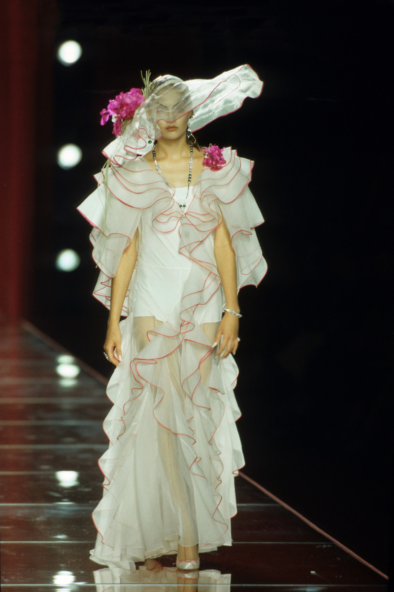CHRISTIAN-DIOR-FALL-2000-HC-06.jpg