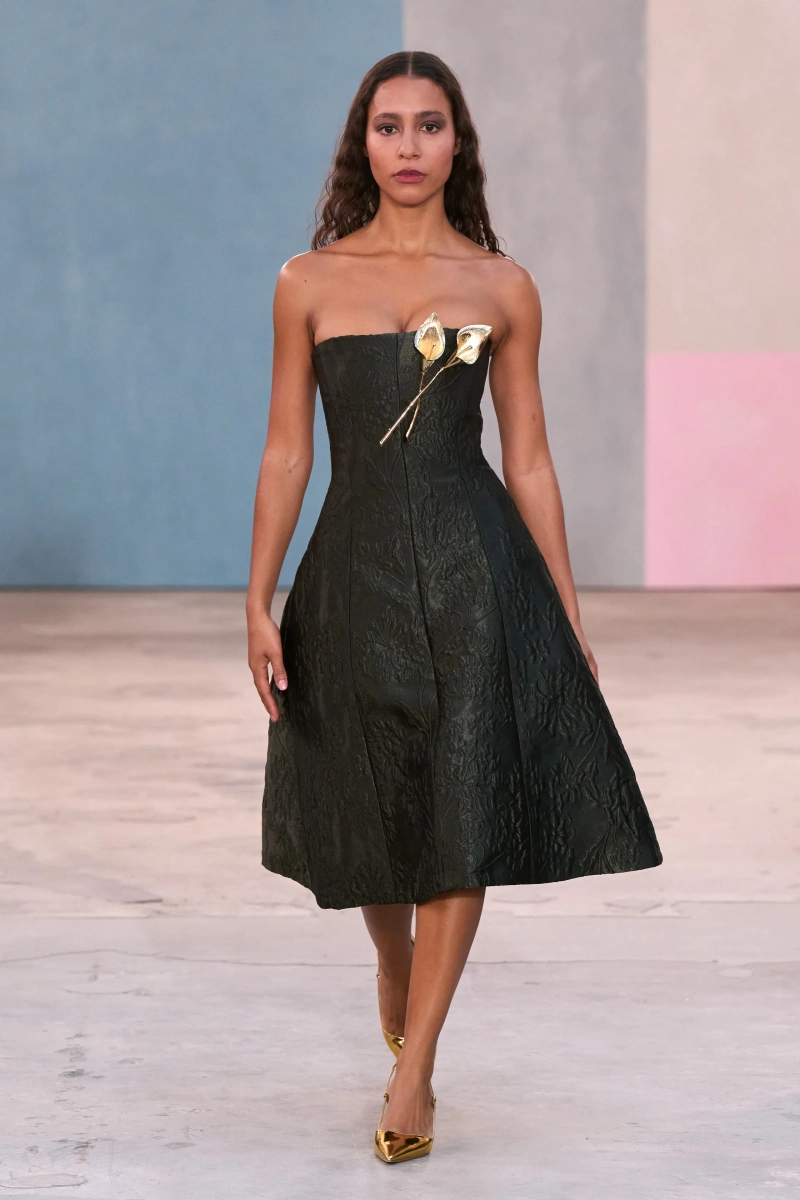00040-carolina-herrera-fall-2026-ready-to-wear-credit-gorunway.webp