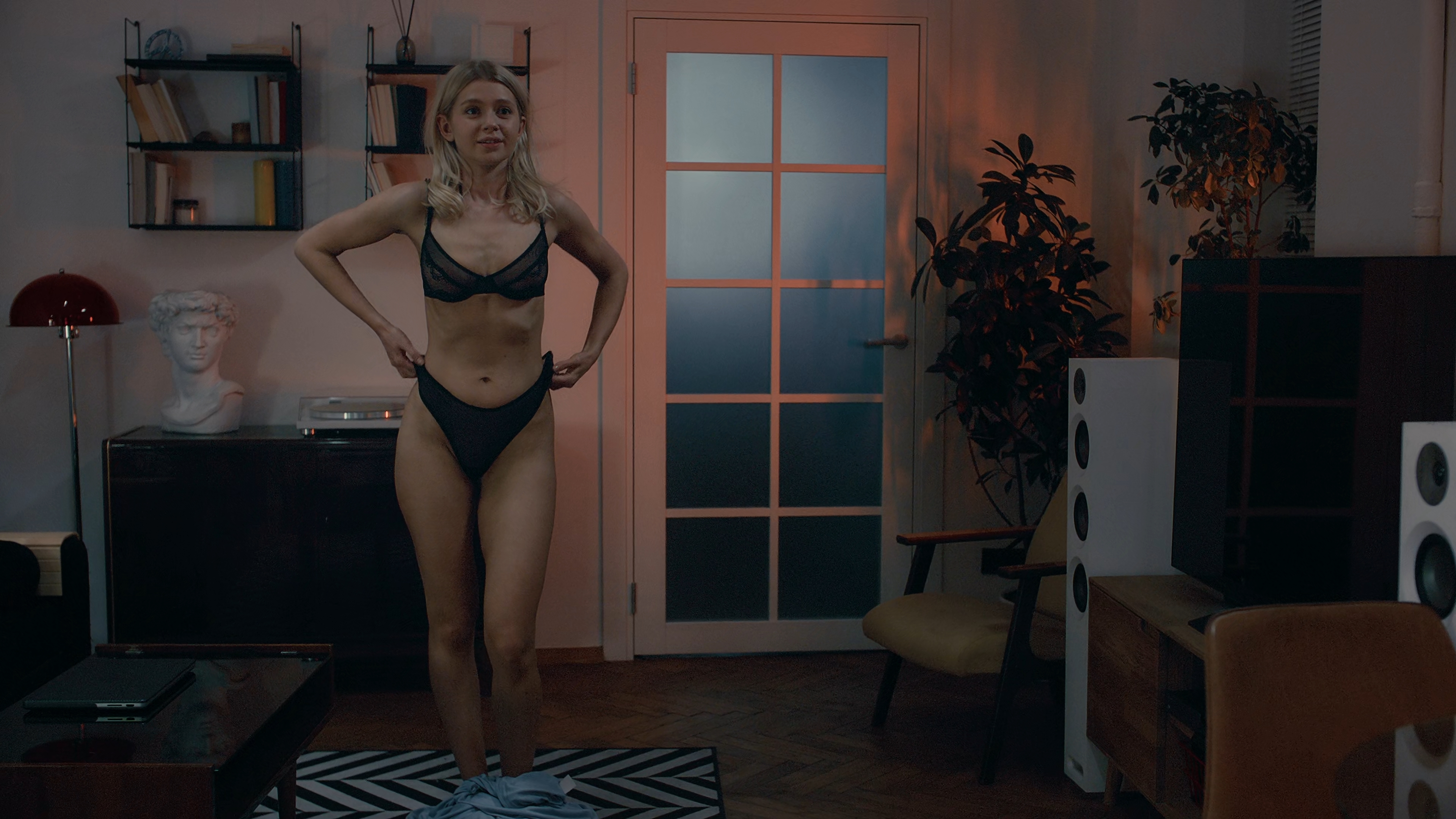 Seks.Do.i.posle.S02.E12.2025.WEB-DL.HEVC.2160p.SDR.ExKinoRay.mkv_snapshot_00.08.190.jpg