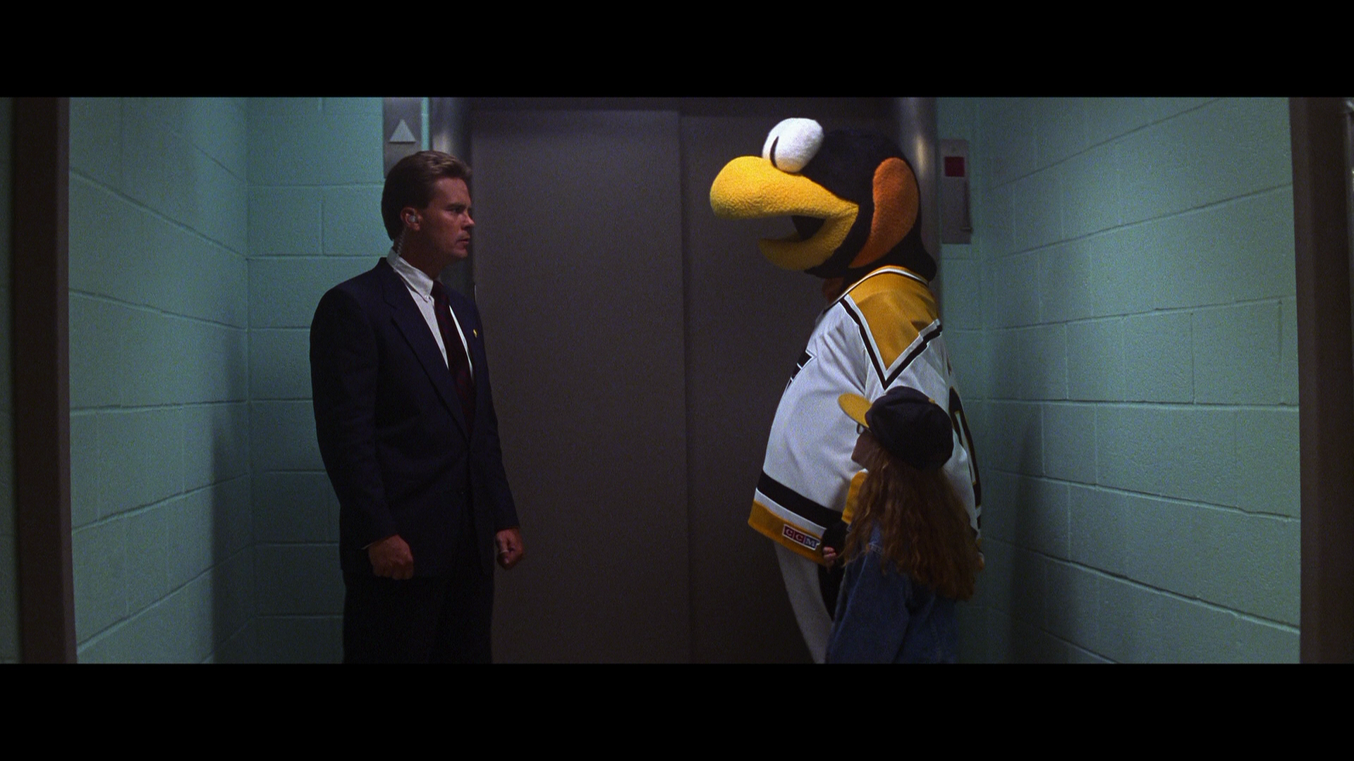 Sudden.Death.1995.Kino Lorber.BDRemux.1080p.mkv_20260307_112022.610.png