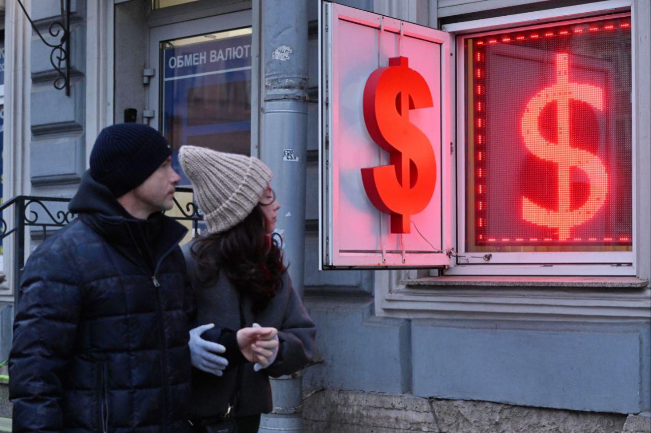 Рубль ослабевает на фоне ближневосточного конфликта и решений Минфина