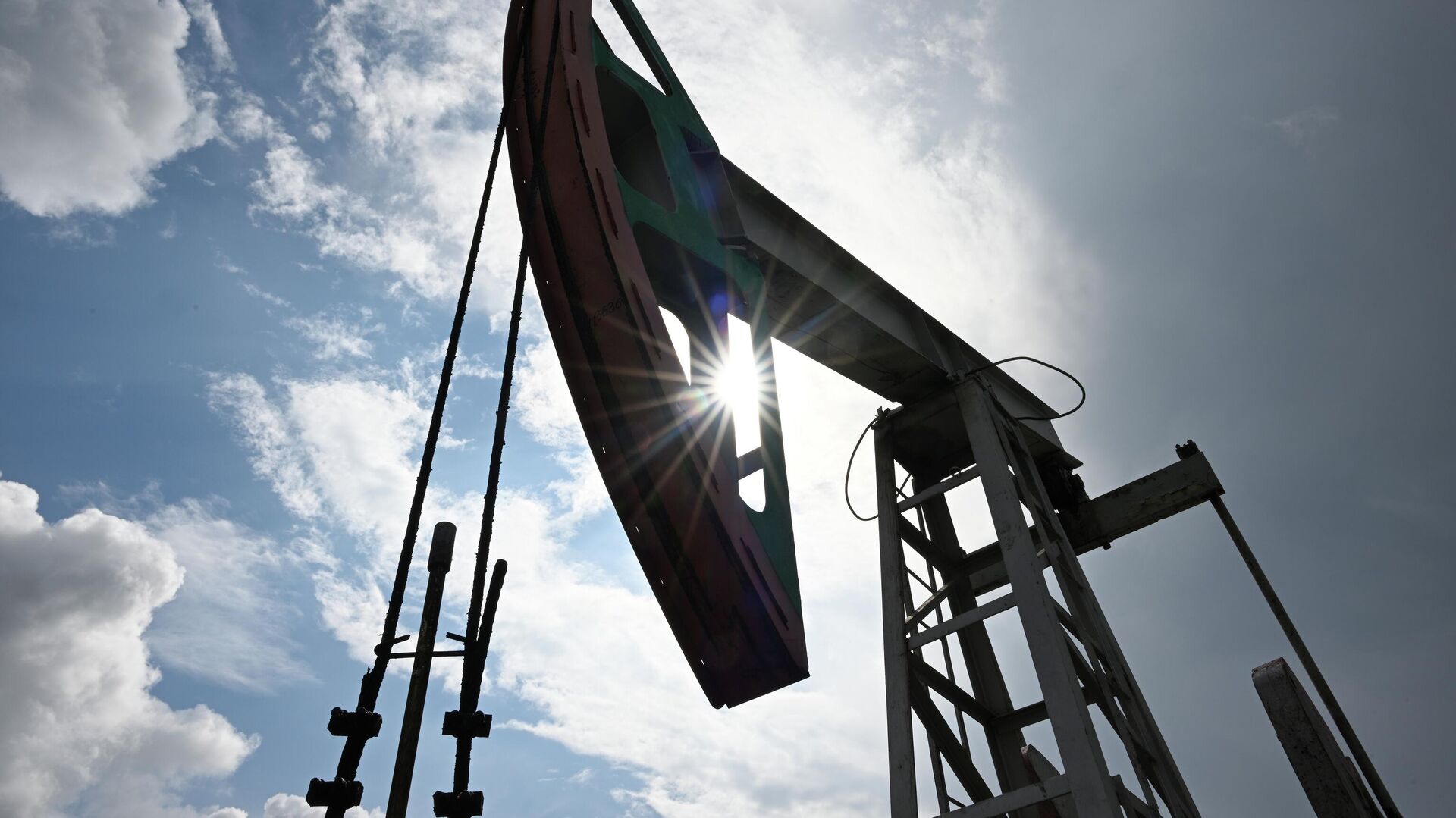 МЭА пообещало начать поставки нефти из резервов