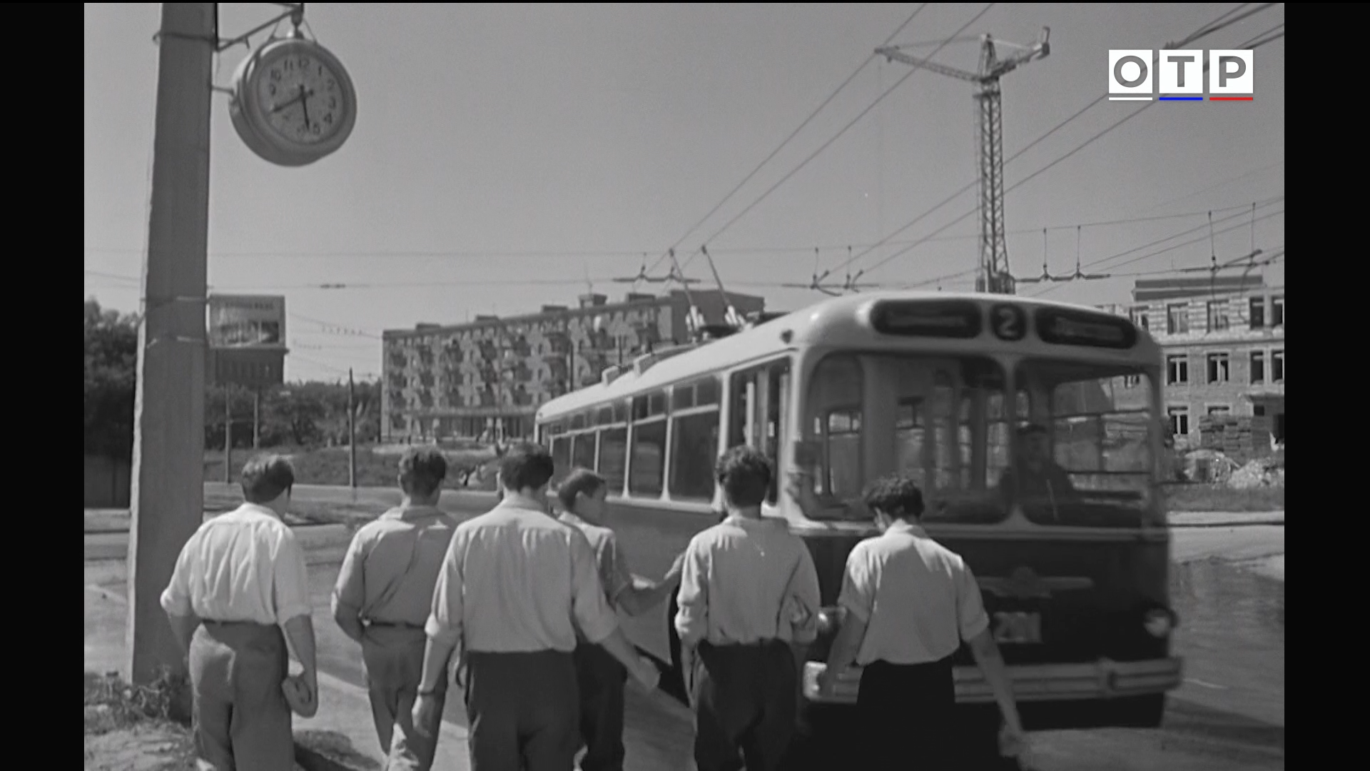Первый.троллейбус.1963.HDTV.1080i-ylnian.mkv_snapshot_00.46.18.572.png