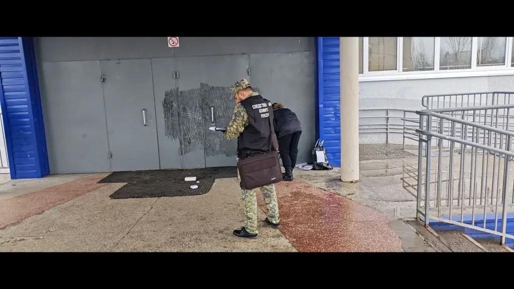 В Добрянке девятиклассник напал с ножом на учительницу у входа в школу