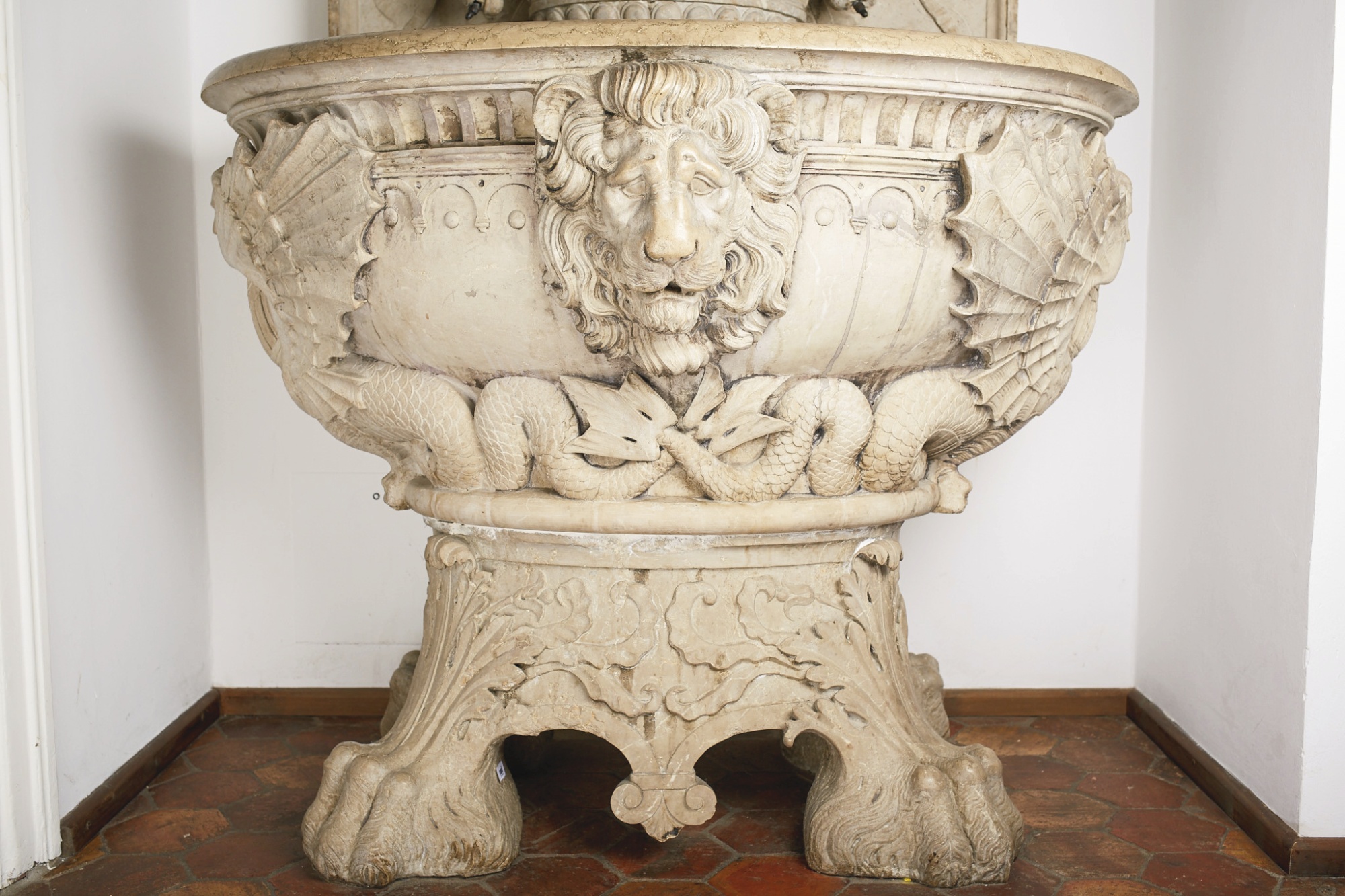 30LAVABO DECORATED WITH CHIMAERAS AND ANIMALS.jpg