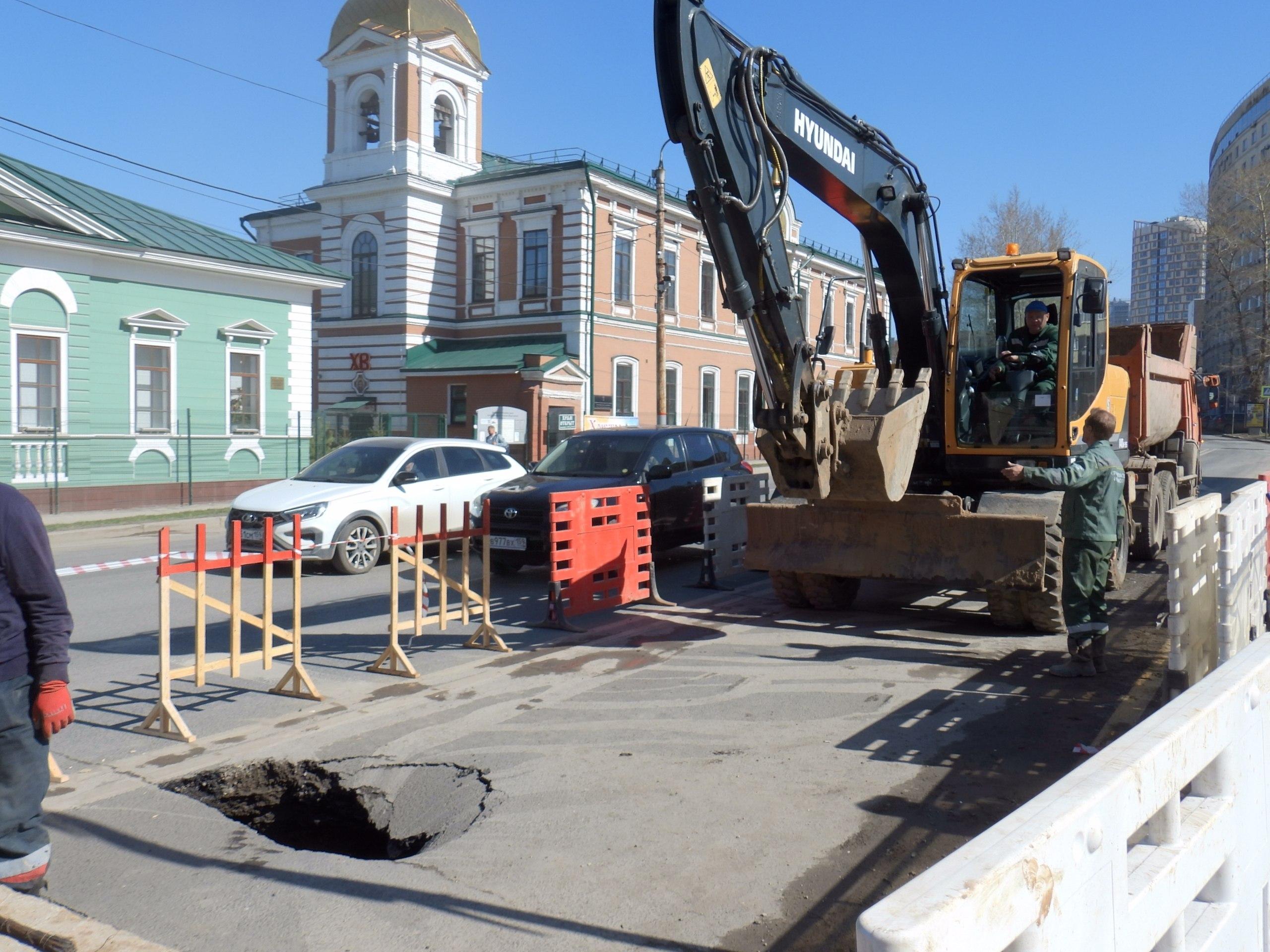 В центре Перми из-за провала асфальта восемь автобусов изменили маршруты