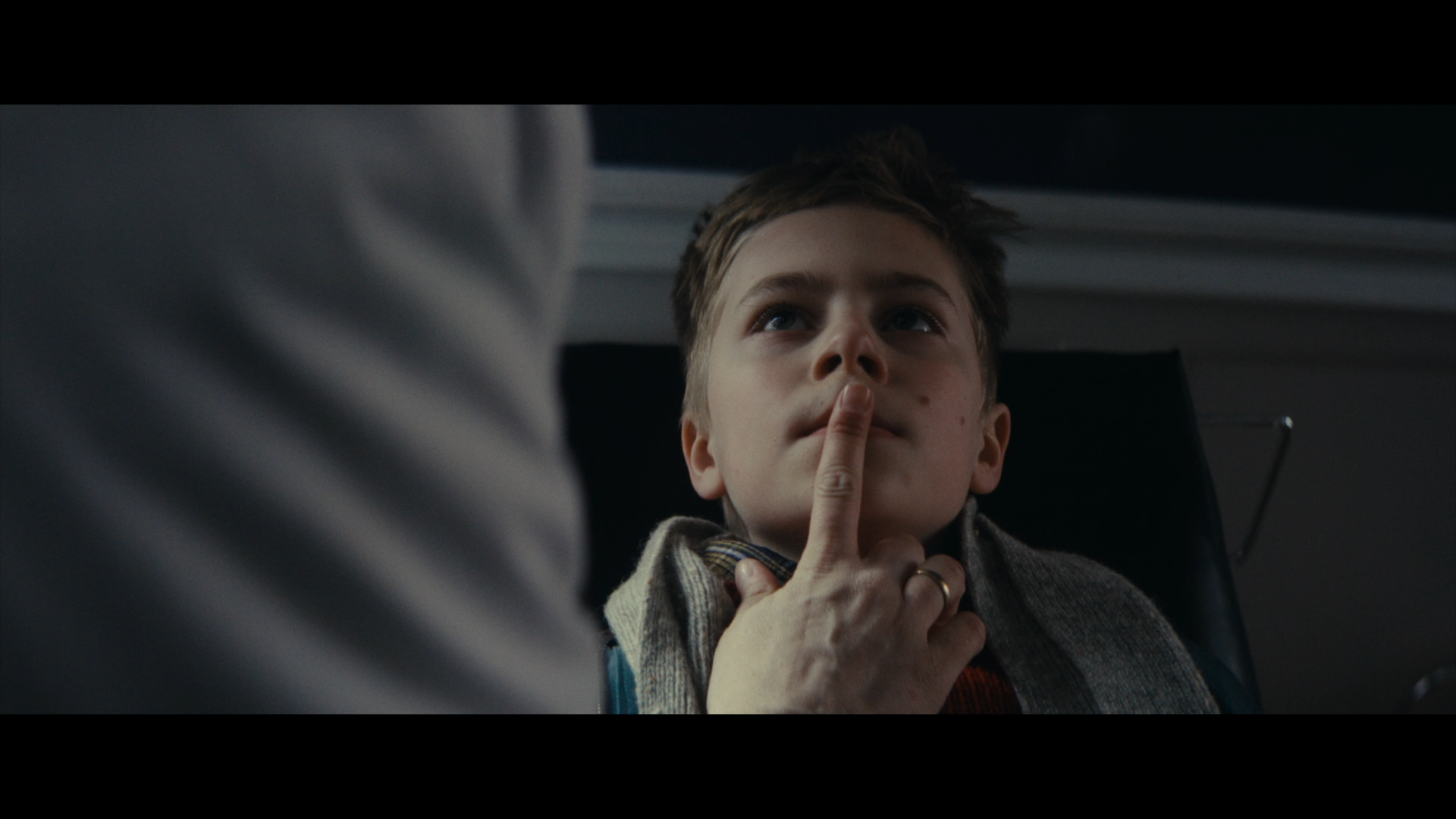 Naar.befrielsen.kommer.2023.BluRay.Remux.1080p.RUS.(VO).DAN._.Ru.En.Da.sub.mkv_snapshot_00.32.48.png