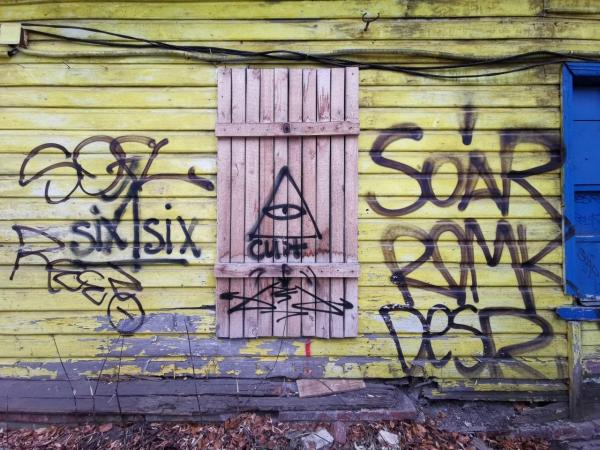 Пермяка оштрафовали на 71 тыс. рублей за граффити и небрежность в гараже