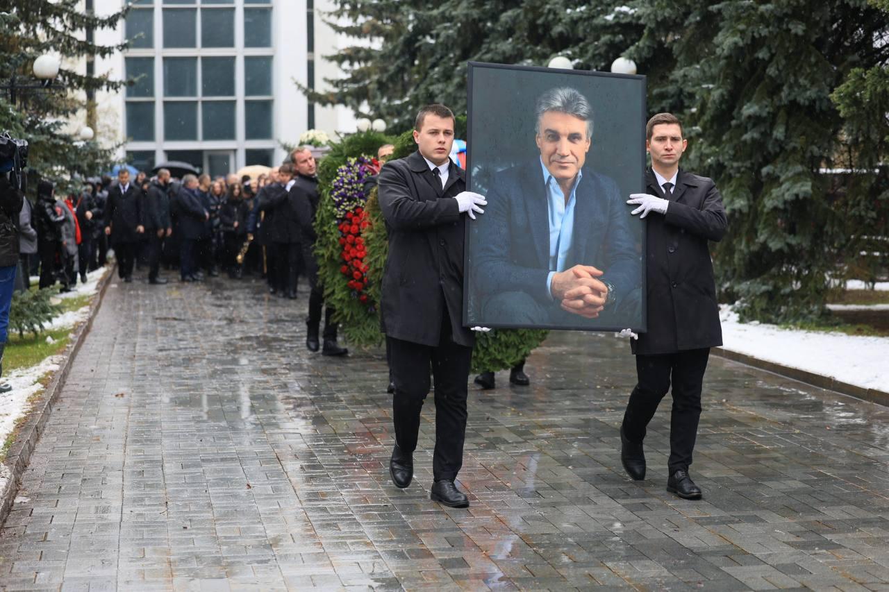 Прощание с Алексеем Пимановым: друзья и семья вспоминают телеведущего