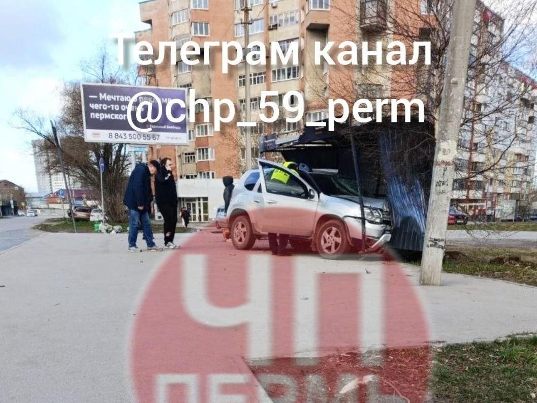 В Перми иномарка врезалась в остановку: четыре пострадавших