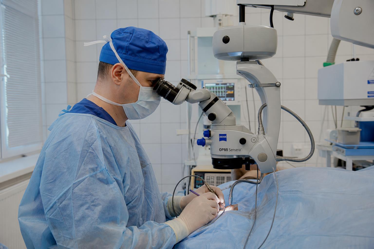 Операционный микроскоп Zeiss Opmi Sensera установлен в российской операционной, хирург использует его во время вмешательства