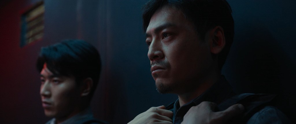 The_Shadows_Edge.2025.D.BDRip-AVC.mkv_snapshot_01.46.20.165.jpg