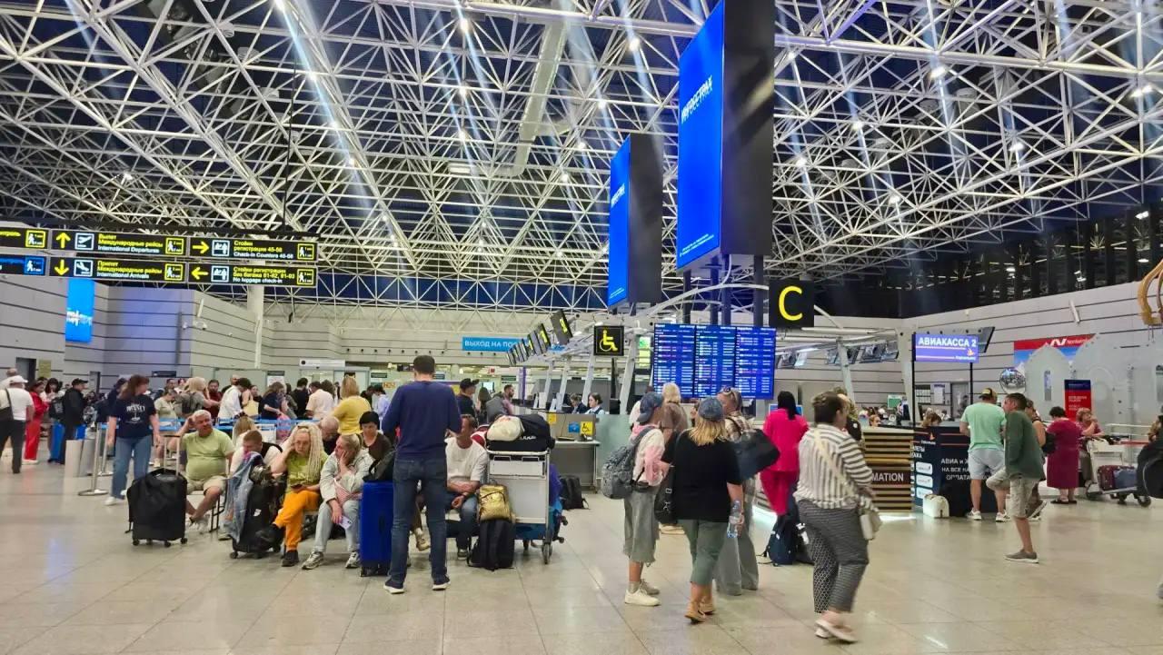 Задержки рейсов в Сочи и Краснодаре: более 40 авиапаромов под угрозой