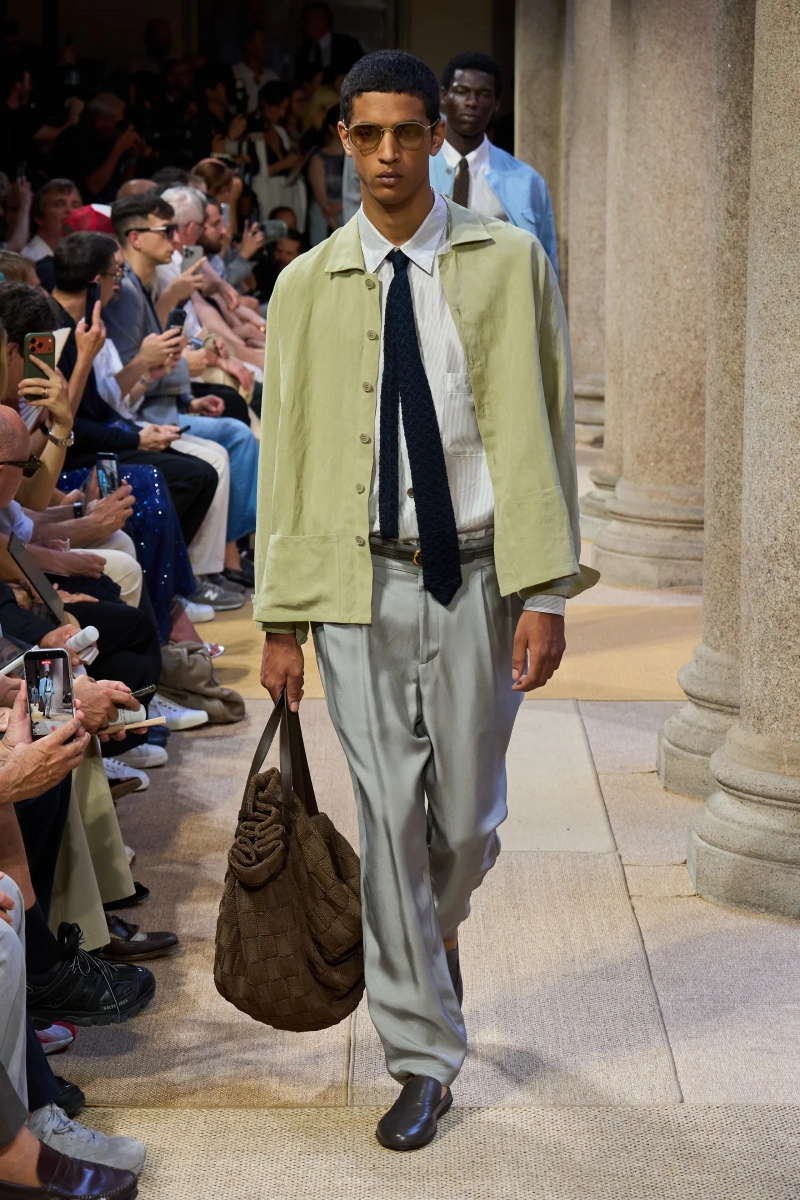 00100-giorgio-armani-spring-2027-menswear-credit-gorunway.webp