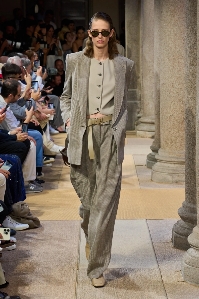 00001-giorgio-armani-resort-2027-credit-gorunway.webp