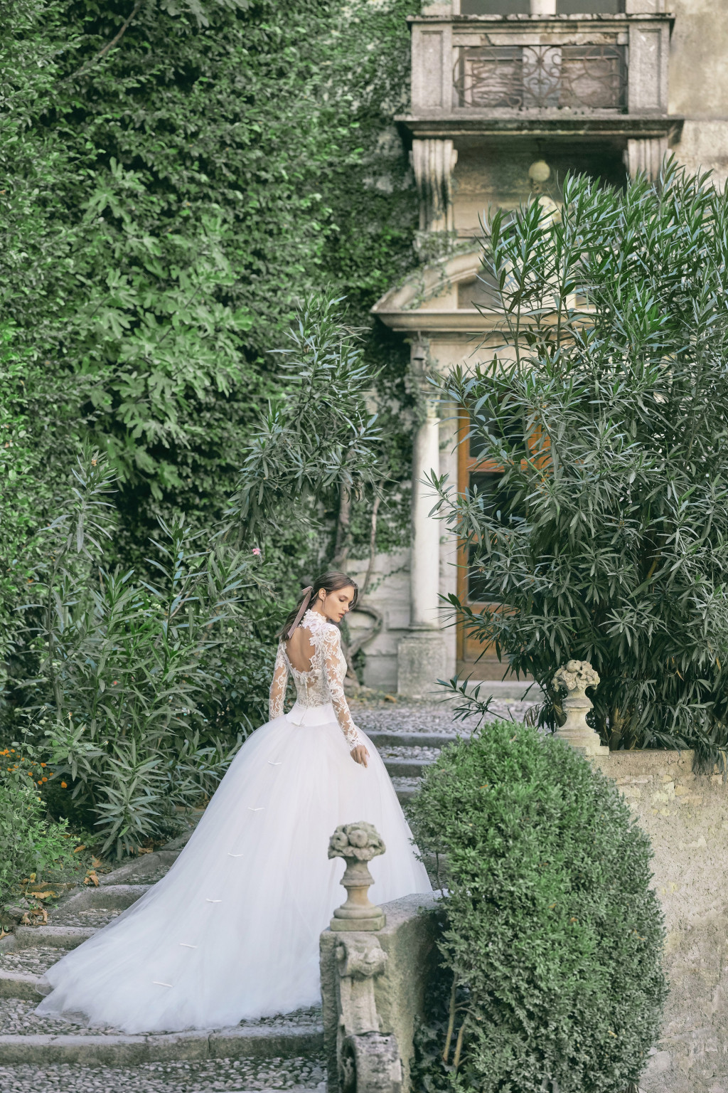 00015-Monique-Lhuillier- New-York-Bridal-Fall-2020-credit-KT-Merry.jpg