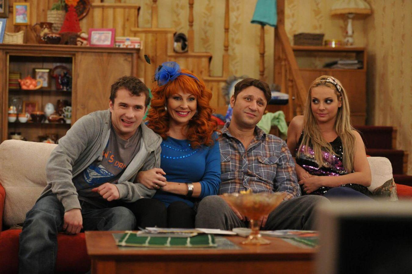 Жизнь актеров сериала «Счастливы вместе»: от тайных браков до драматичных поворотов